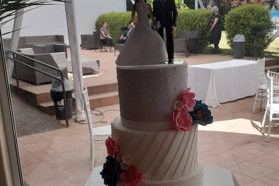 Torta blanca y flores rosa