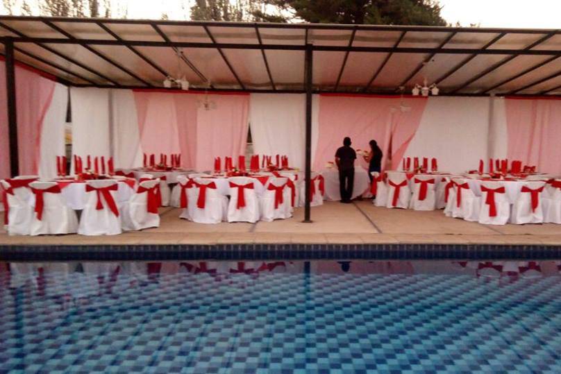 Elegante banquete junto a la piscina