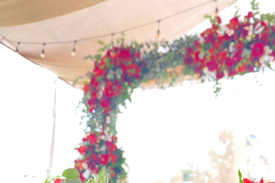 Arco floral rojo