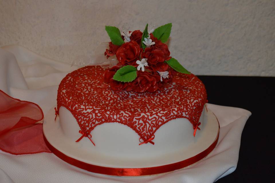 Torta bordada roja