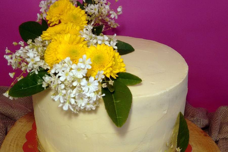 Torta con flores naturales