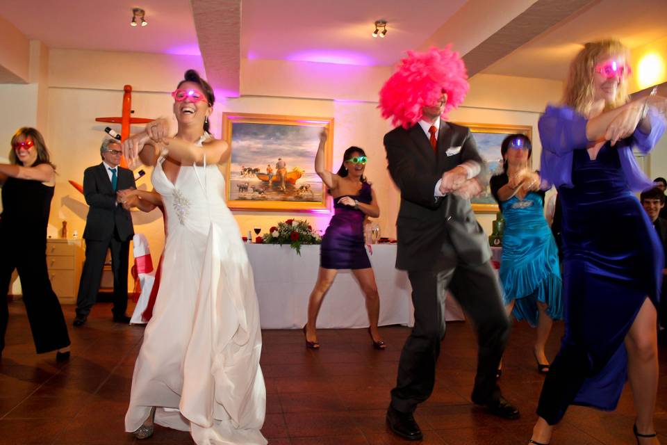 Novios bailando con sus invitados