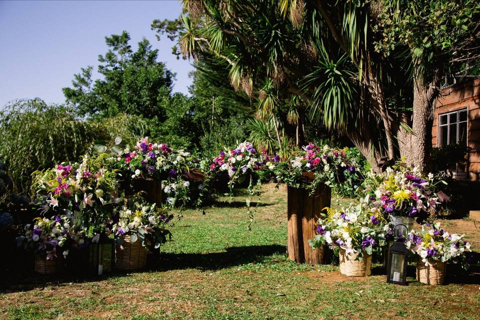 Altar lleno de flores