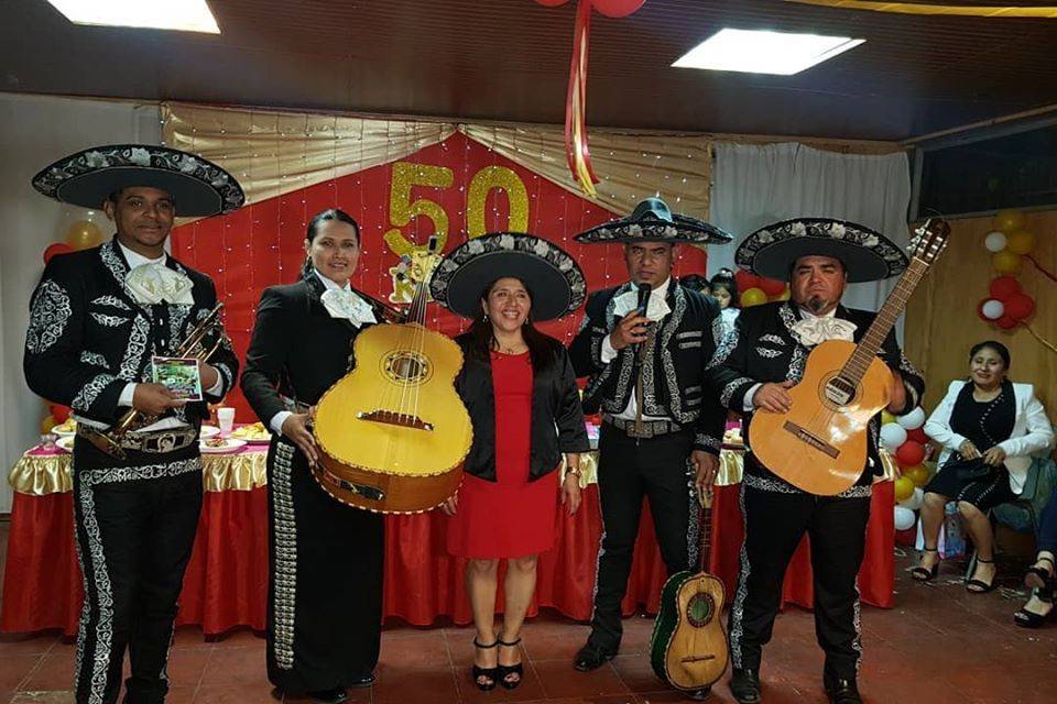 Junto a invitados