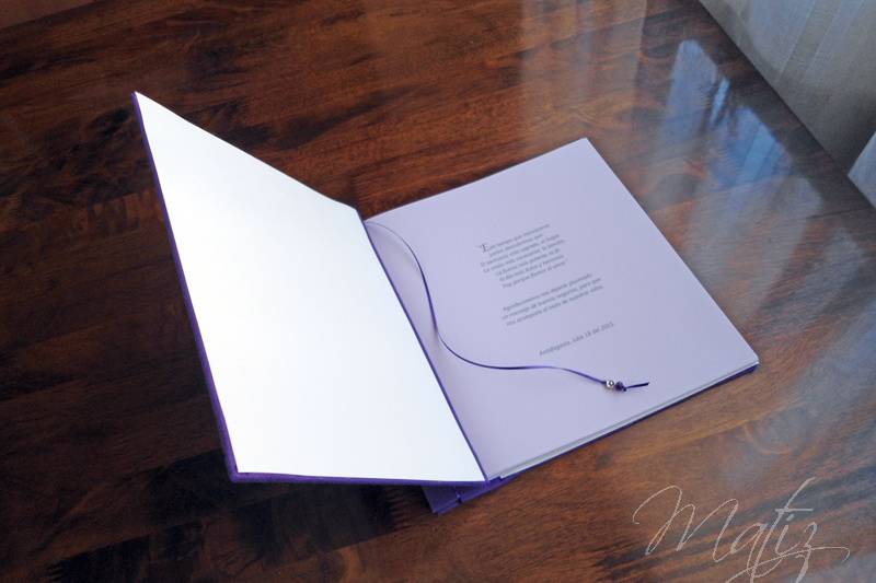 Libro de matrimonio púrpura