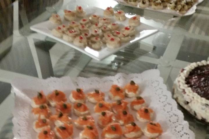 Canapés de salmón con alcaparras