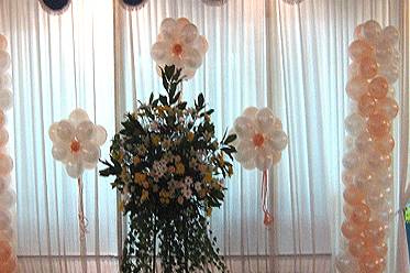 Decoración floral con globos