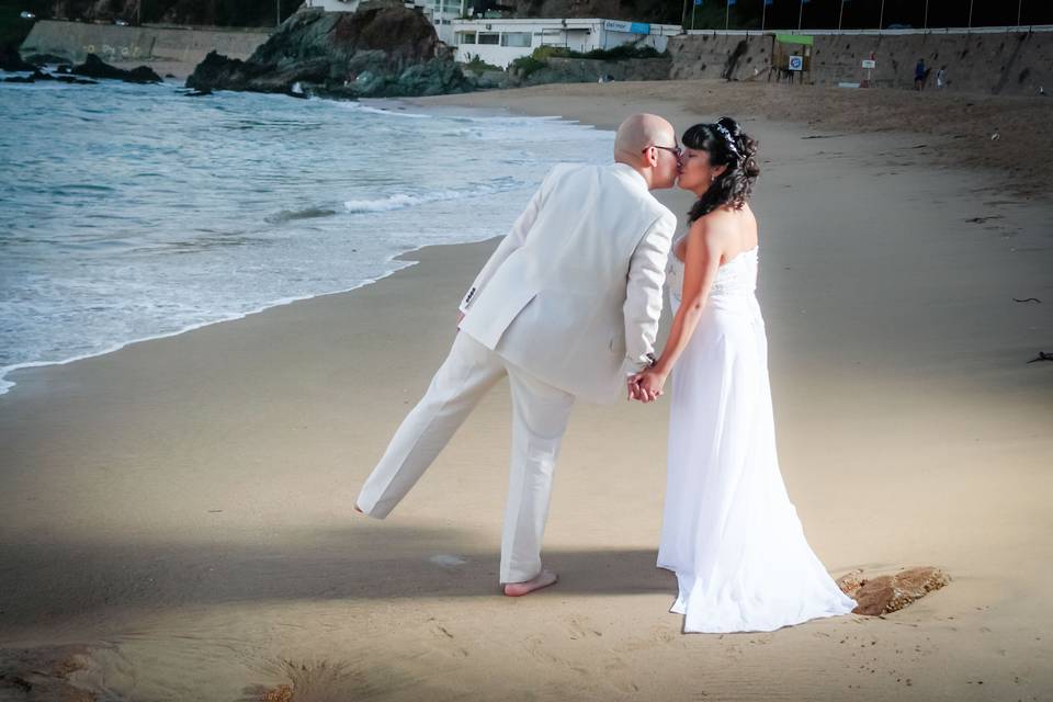 Besos novios al atardecer
