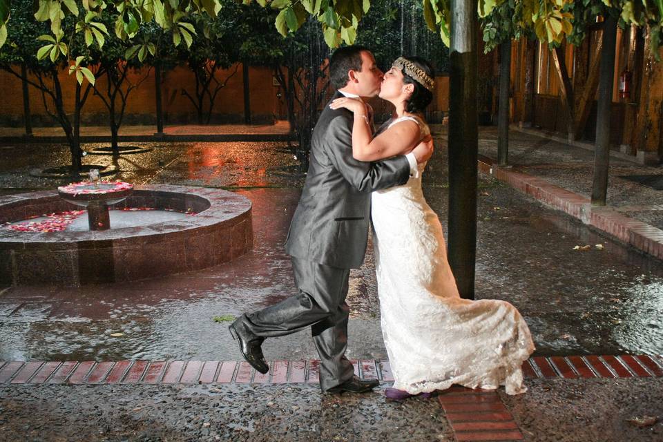 Retrato novios bajo la lluvia
