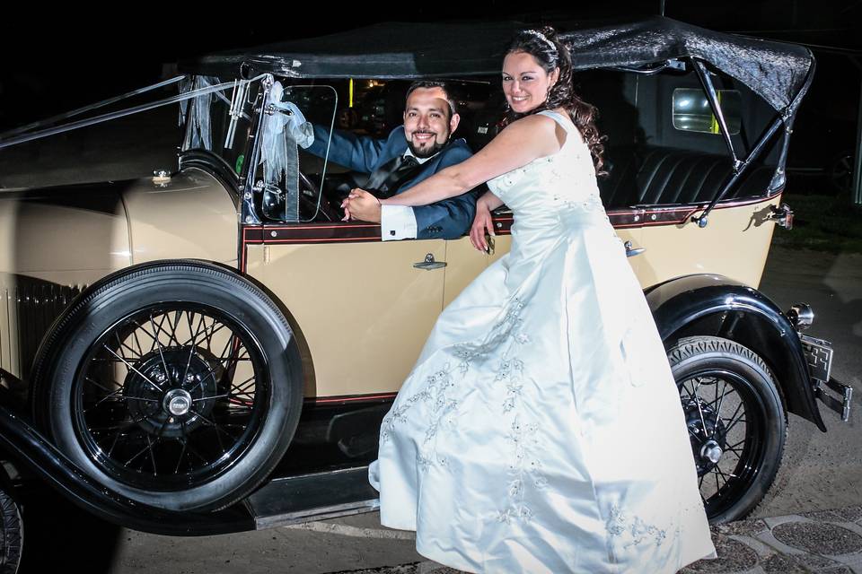 Novios auto antiguo