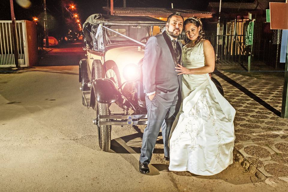 Novios auto antiguo