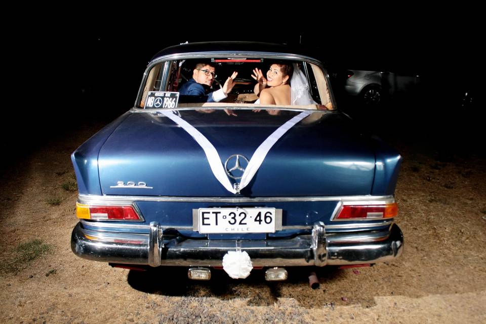 Novios auto antiguo