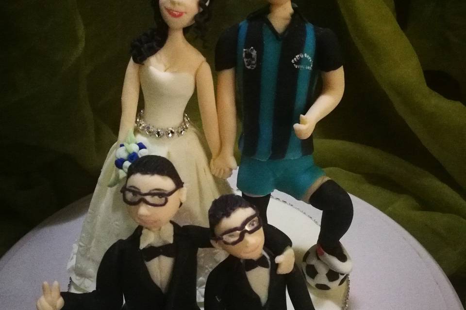 Familia en la torta de bodas