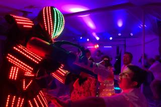 Blue Monkey Producciones - Robot LED 1