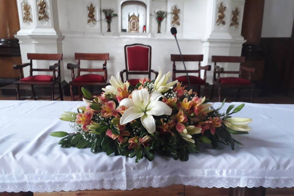 Arreglo floral de altar