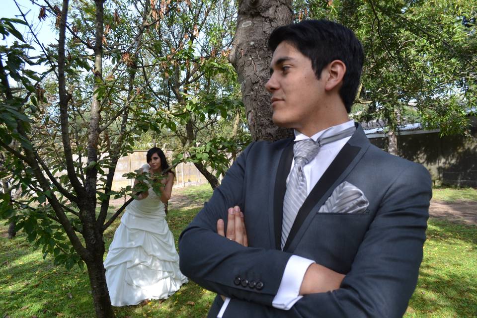 Los novios en el parque