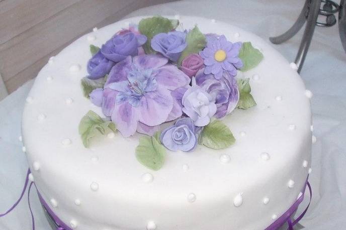 Pastel con detalles florales violeta