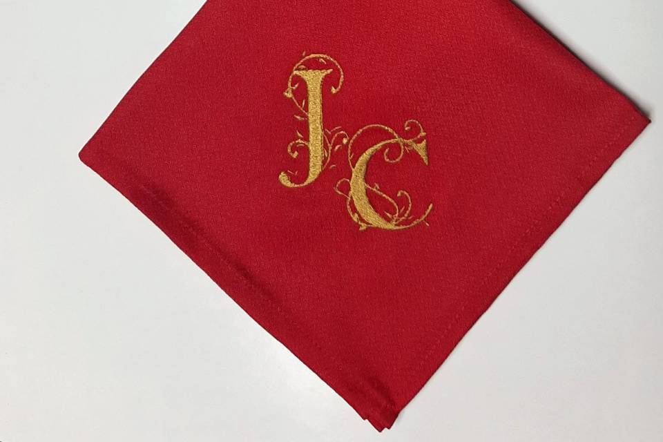 Servilleta roja con iniciales