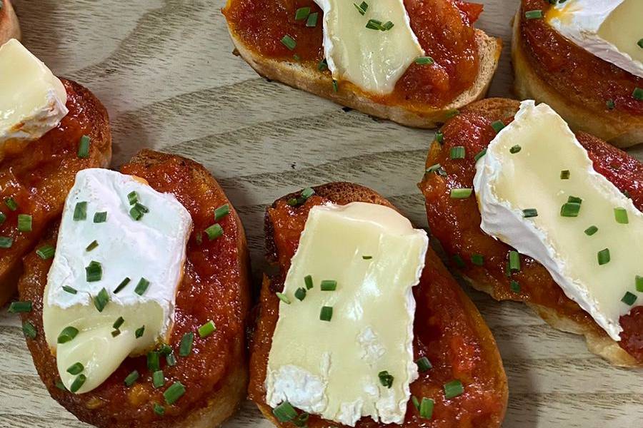 Crostini de queso brie