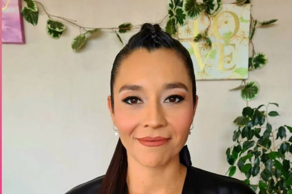 Peinado y maquillaje para evento