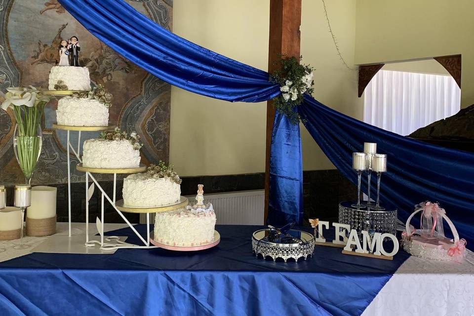 Mesa torta azul
