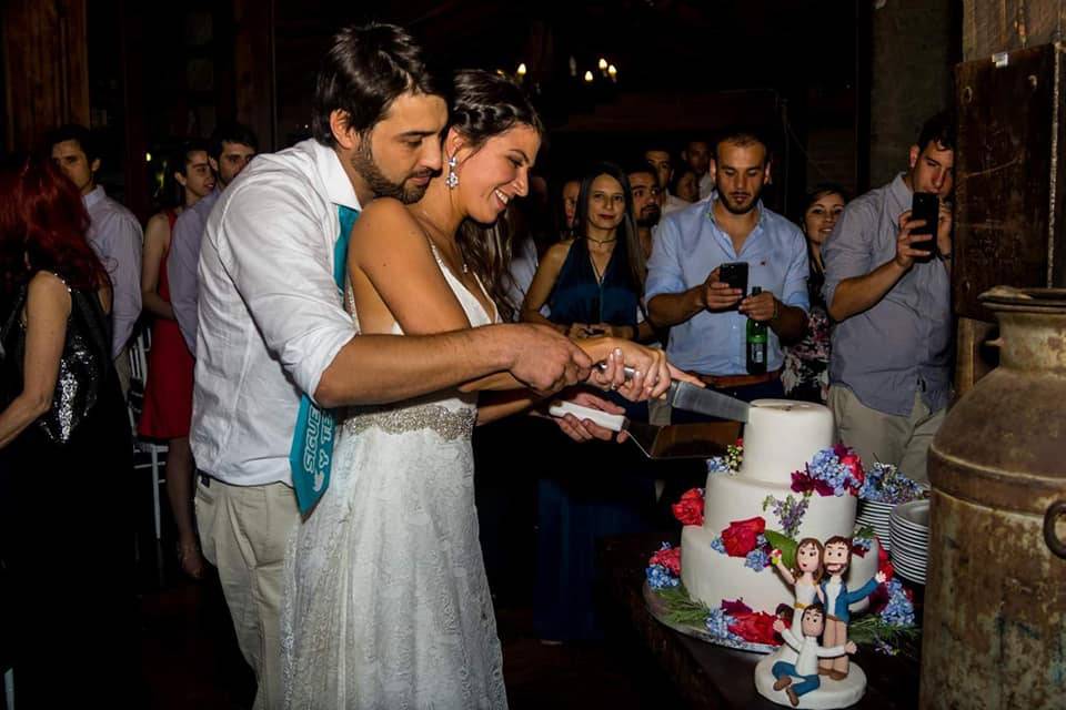 Novios felices con su torta