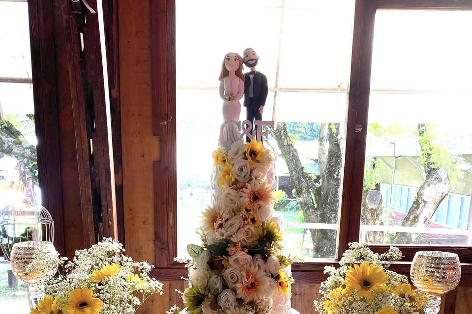 Torta con cascada de flores