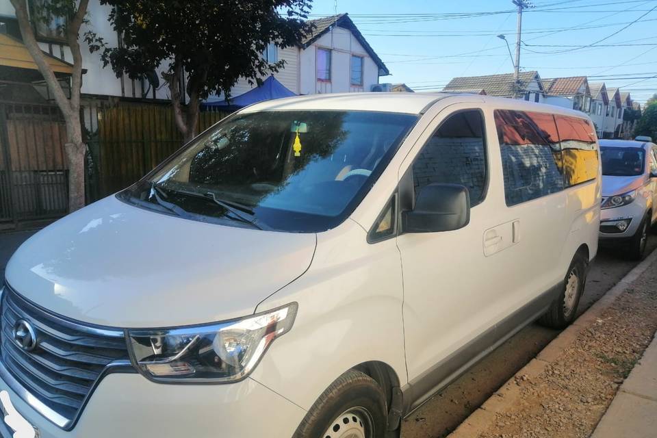 Van Hyundai 11 pasajeros