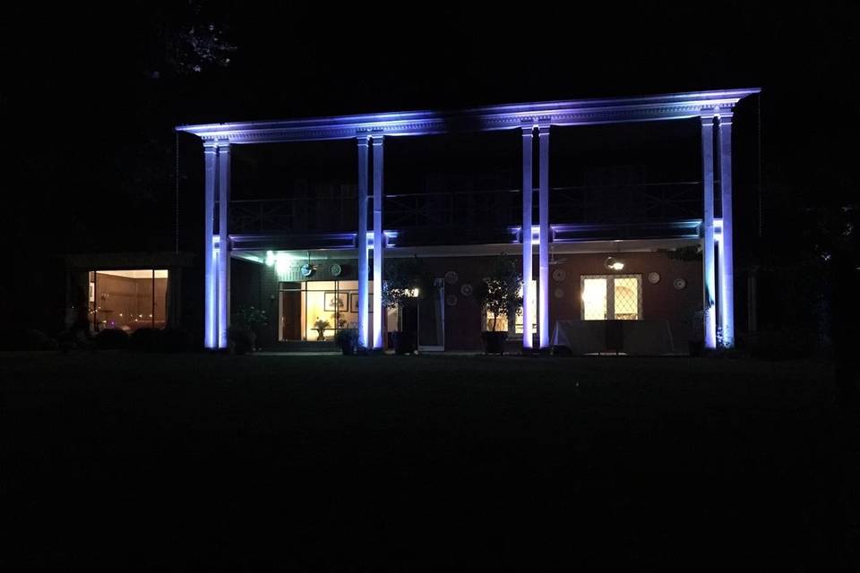 Casona en la noche