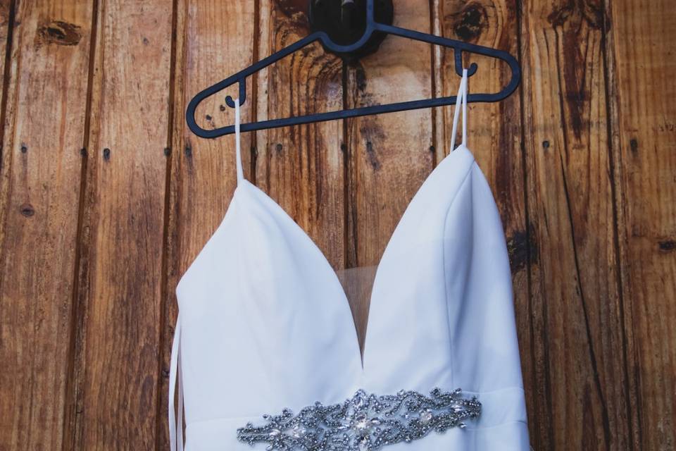 Vestido de novia colgado