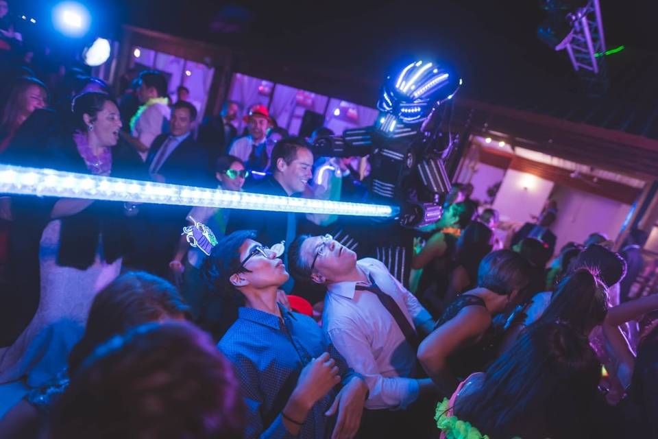 Disfrutando junto al limbo led
