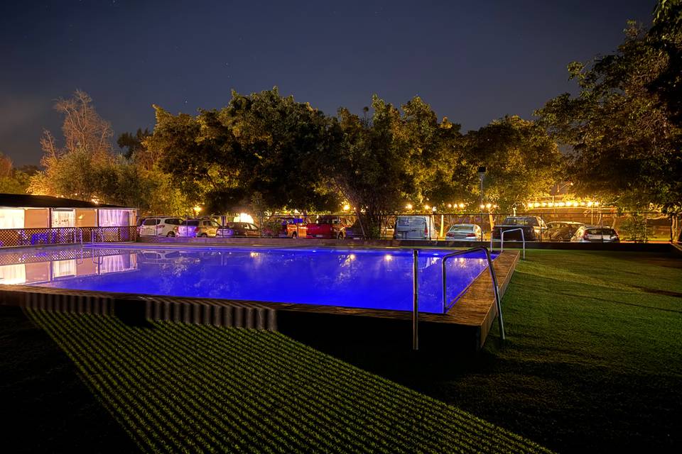 Gran piscina con iluminación