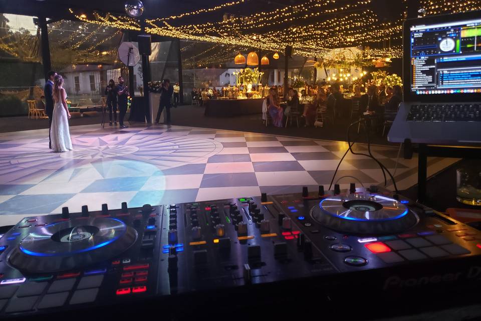 Mesa de DJ y pista de baile