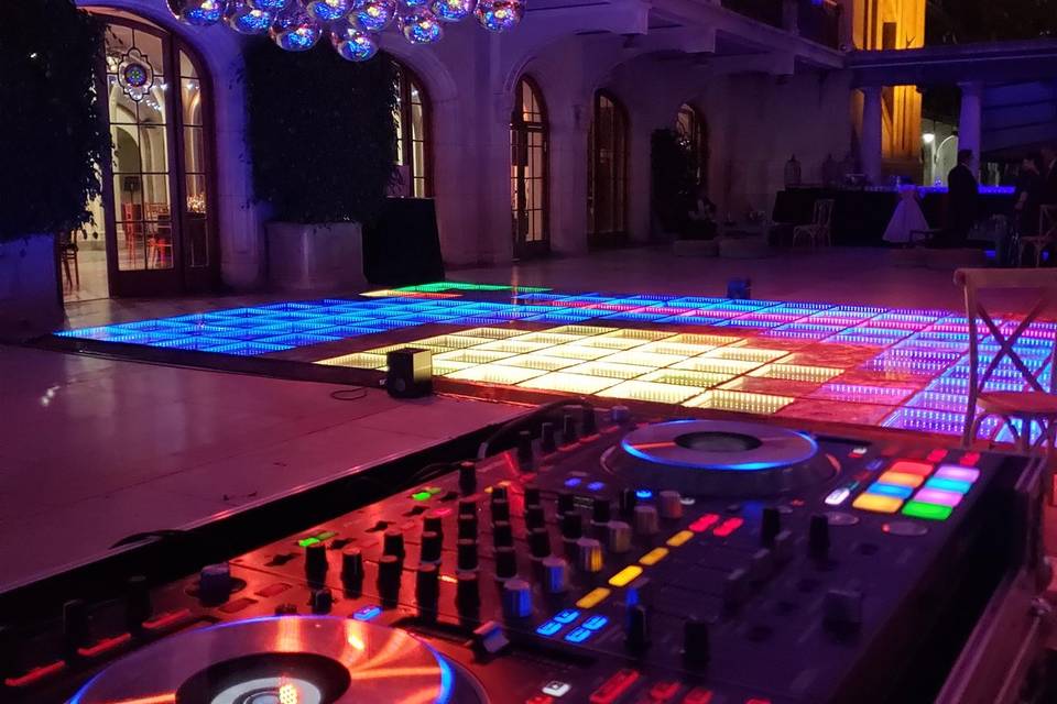 Mesa de DJ con luces