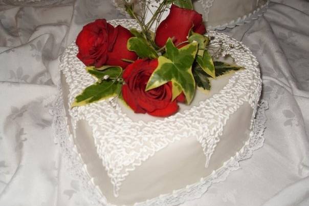 Adorno de la torta con rosas rojas
