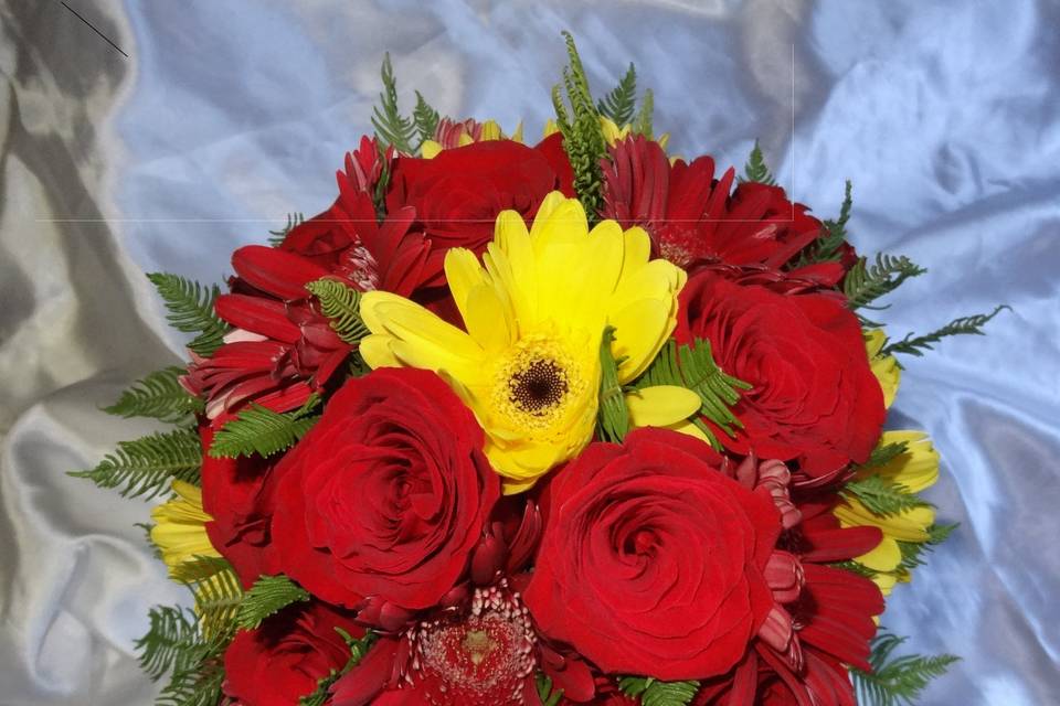 Rosas y gerberas