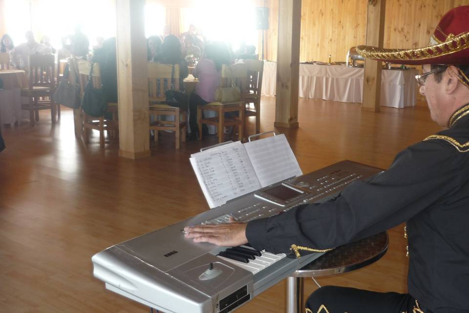 Musica en vivo con charro