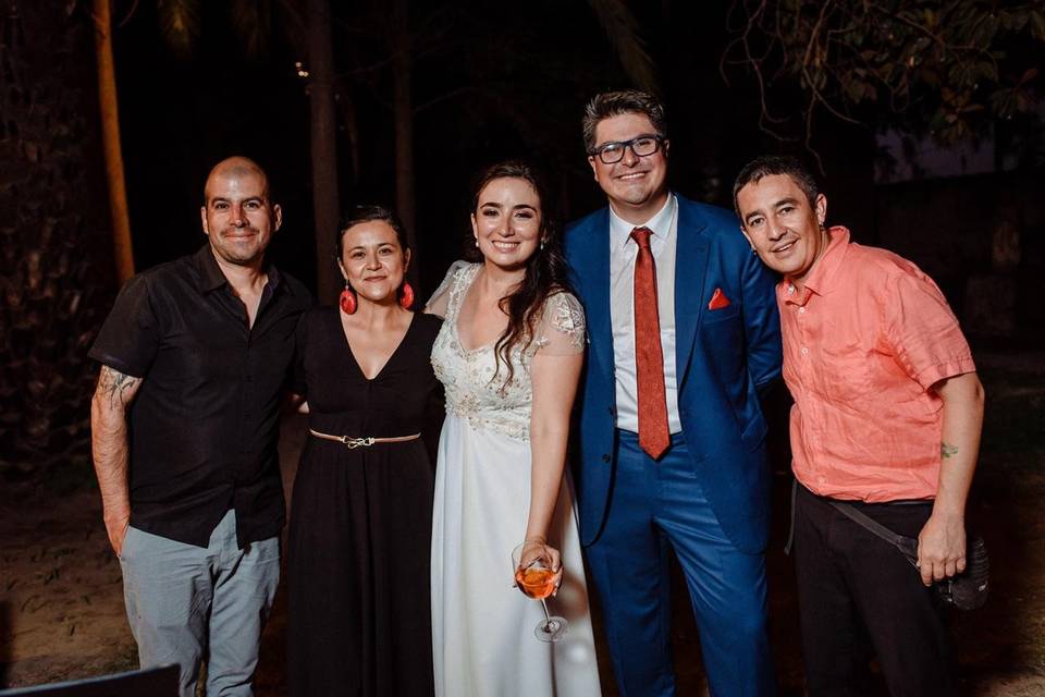 Compartiendo con los novios.