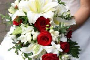 Ramo de rosas rojas y liliums blancos