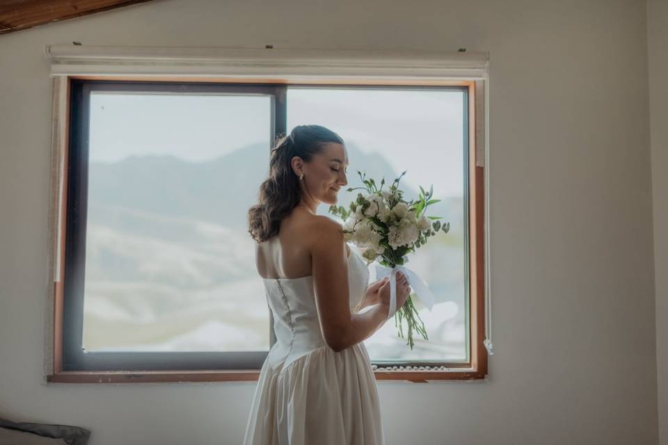 Hermosa y radiante está novia