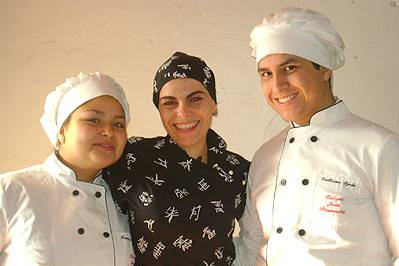 La chef con dos ayudantes de cocina