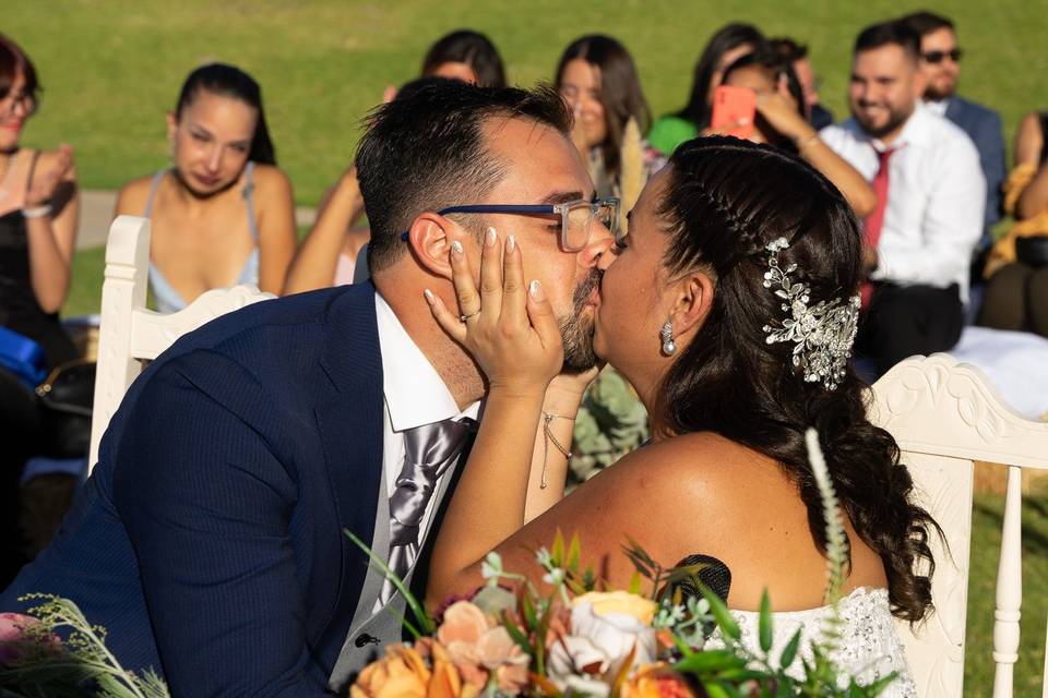 Novia y novio primer beso