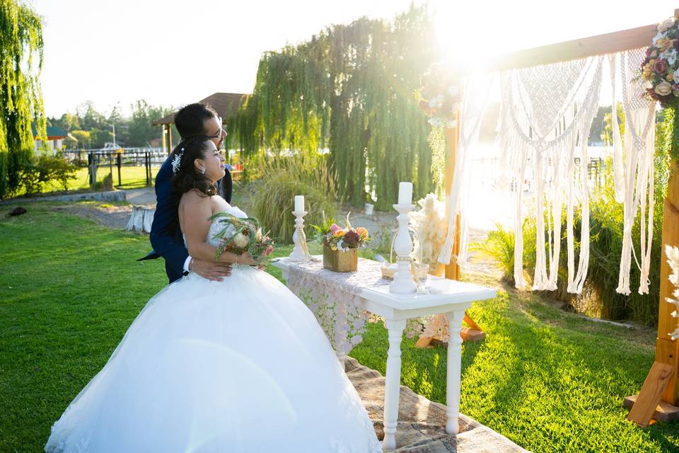 Novios posando para foto