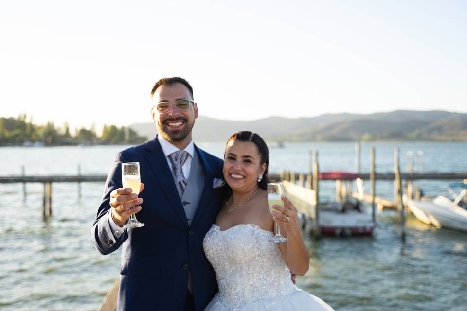 Novios posando en muelle