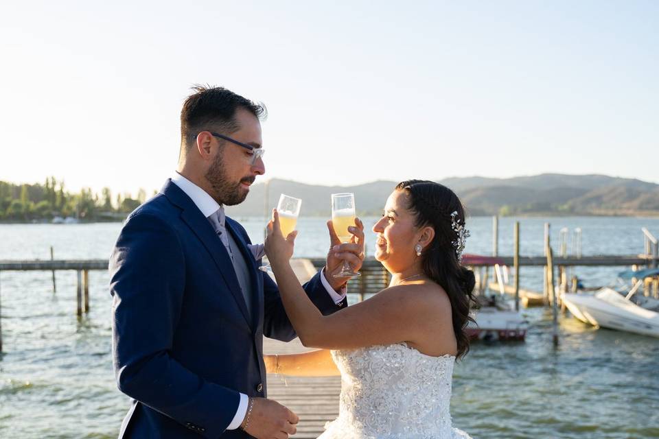 Novios posando en muelle