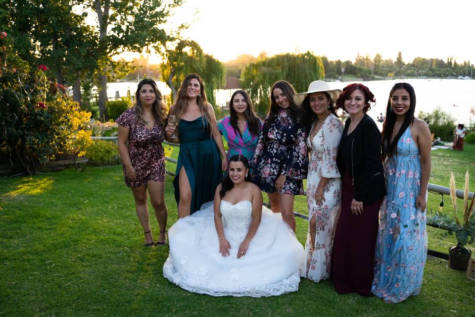 Novia con amigas posando