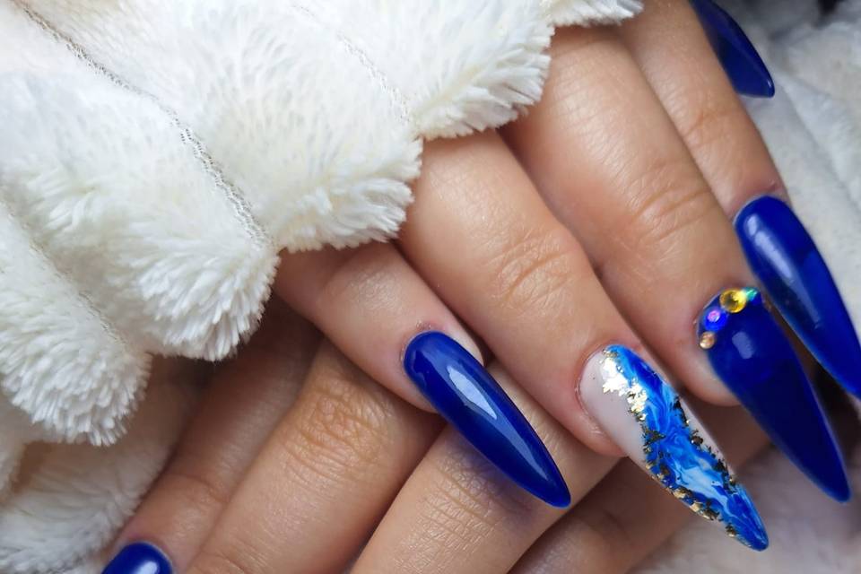 Uñas con toque azul