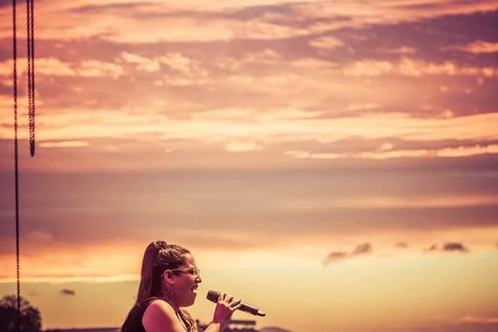 Cantante de bodas.