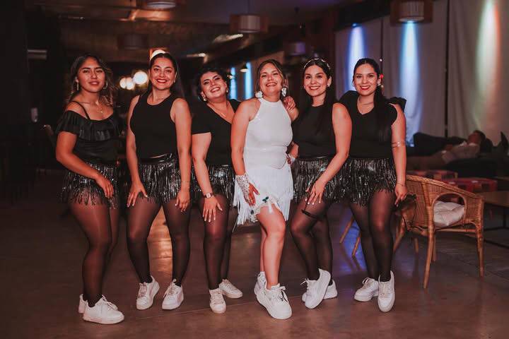 Baile de la novia y amigas