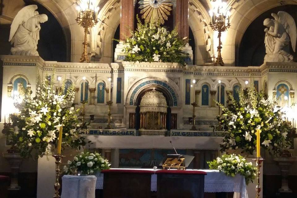 Decoración floral en la iglesia